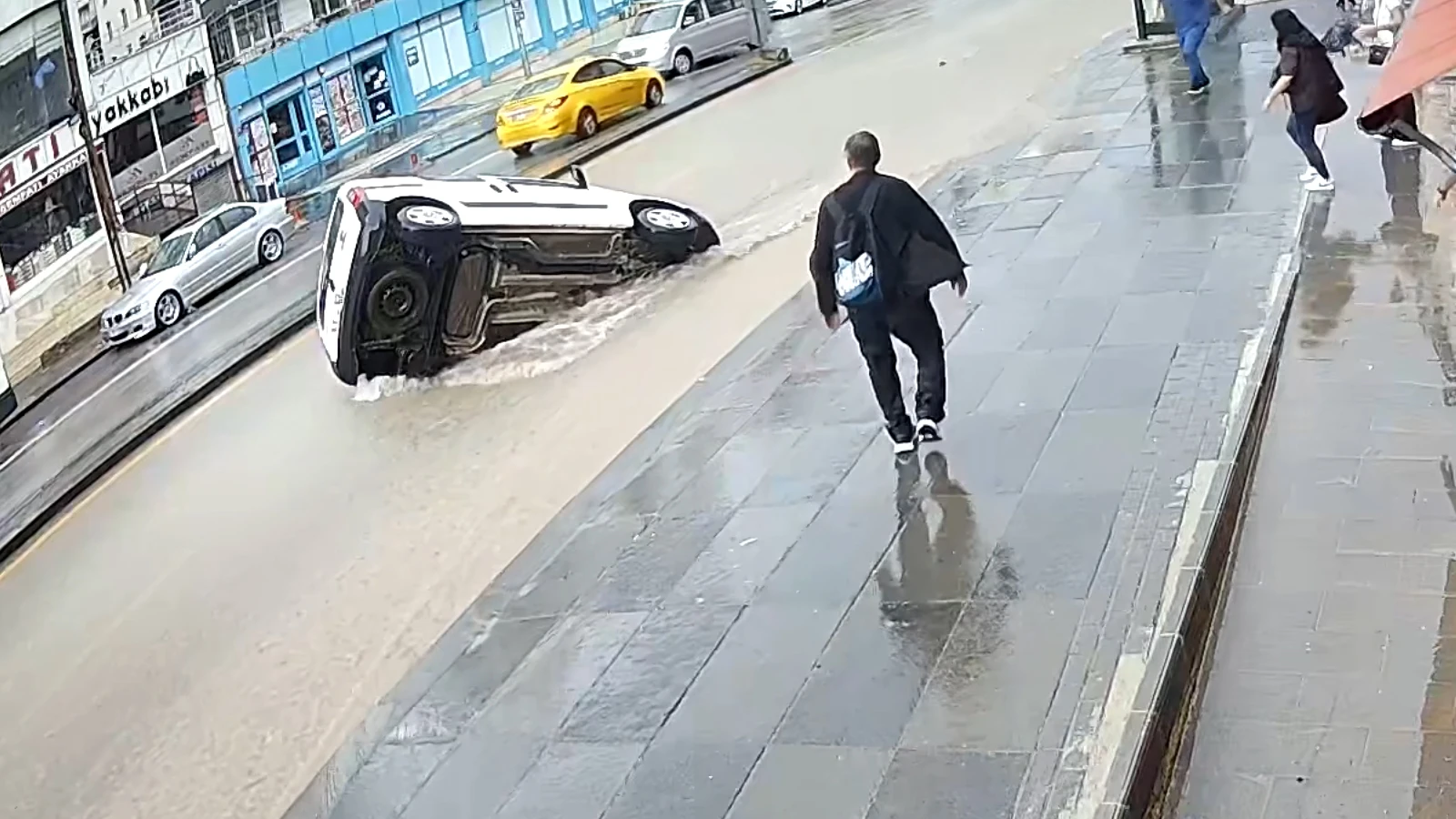 Ankara'da yollar göle döndü
