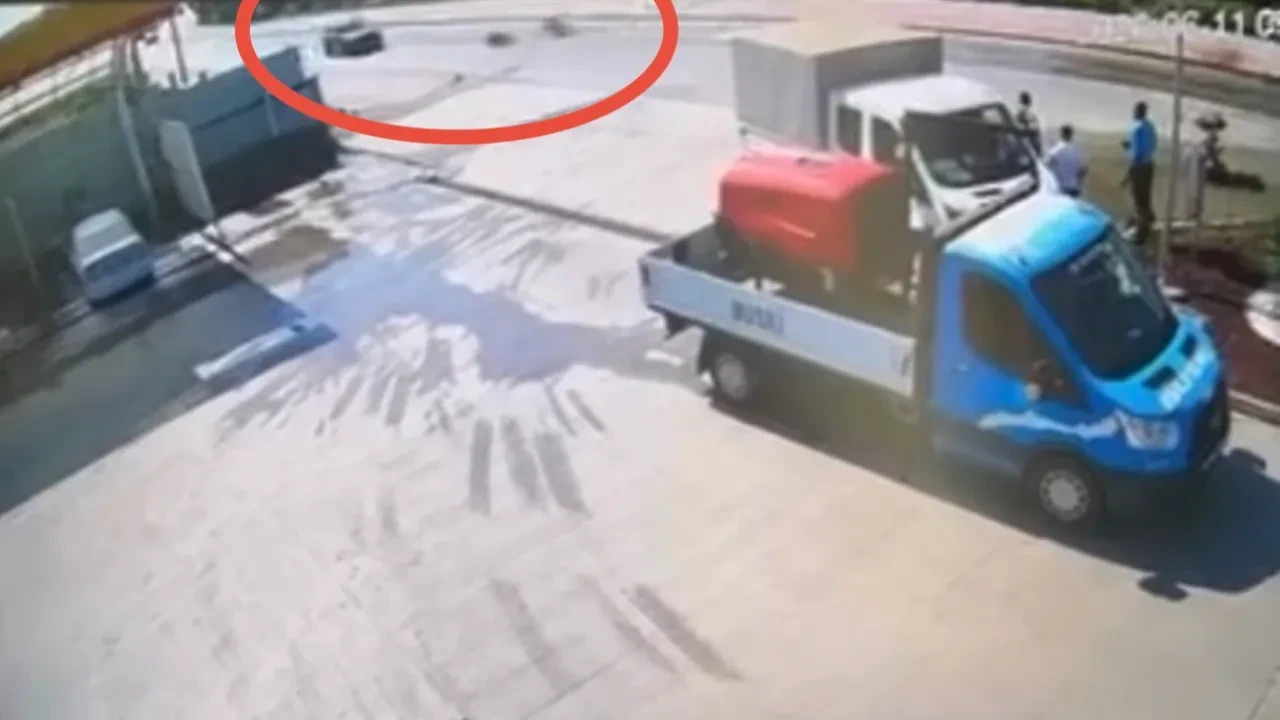 Su birikintisi sonu oluyordu! Önce yola savruldu, sonra otomobil çarptı