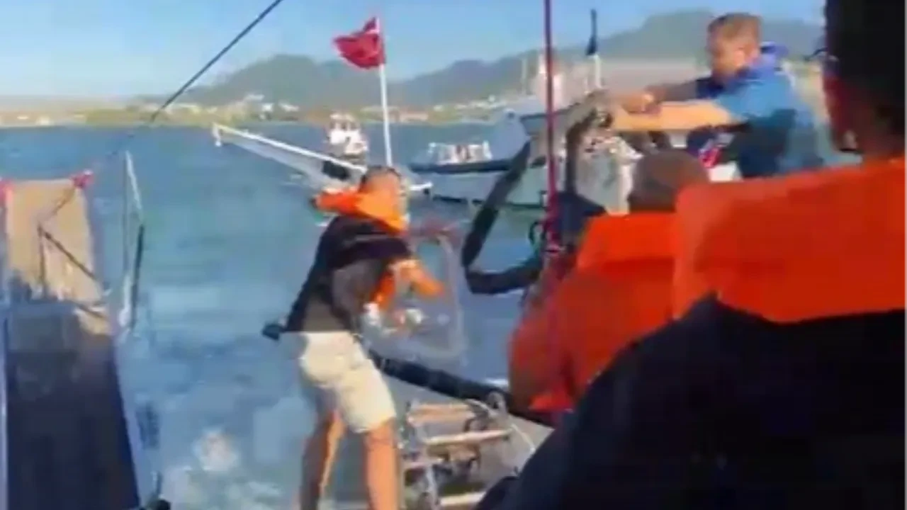 İzmir'de denizde korku dolu anlar! Tekne aniden su almaya başladı: Kurtarma operasyonu kamerada