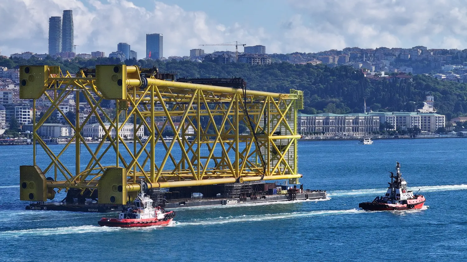 350 metrelik platform 15 Temmuz Şehitleri Köprüsü'nün altından geçti