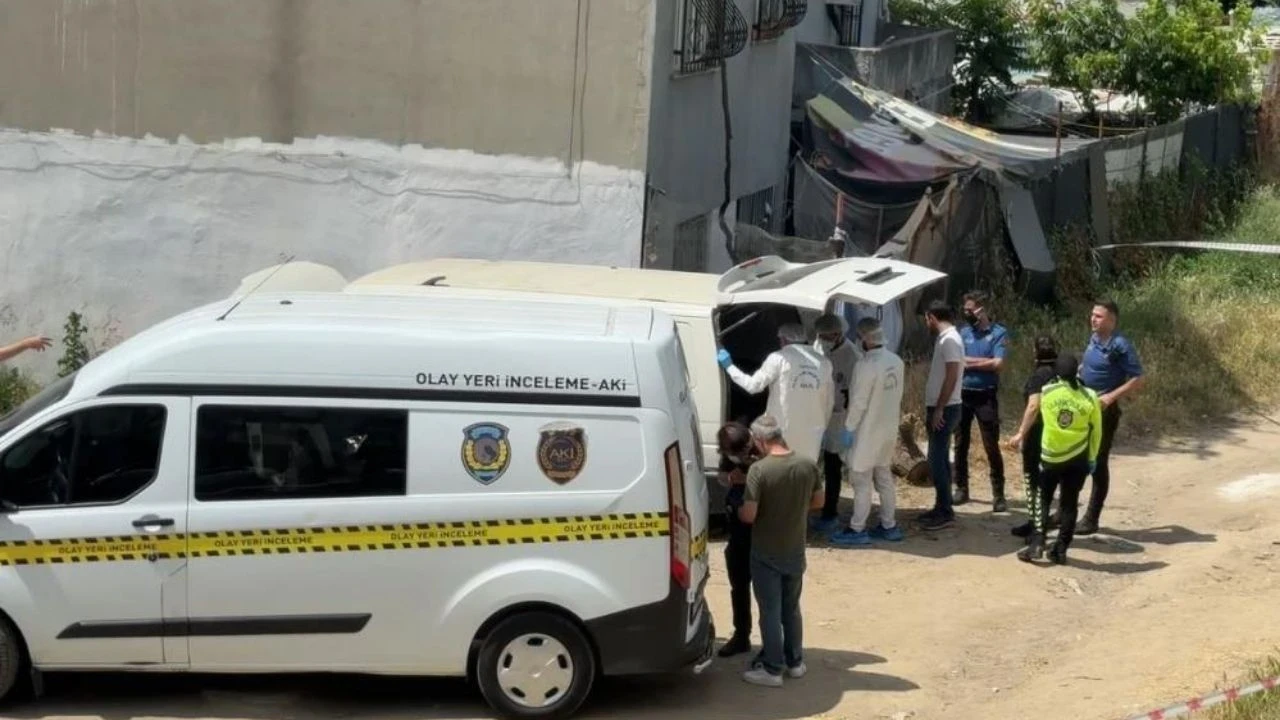 Mahalledeki kokuyu kanalizasyon zannettiler ceset çıktı