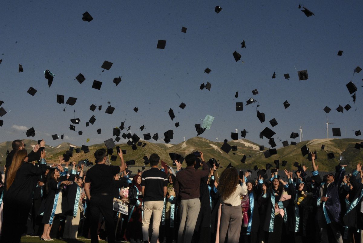 Bitlis Eren Üniversitesi'nde 2 bin 800 öğrenci mezun oldu