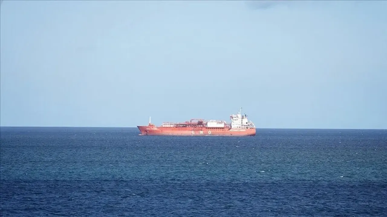 Hürmüz'den geçmeye çalışan iki petrol tankeri "patladı"