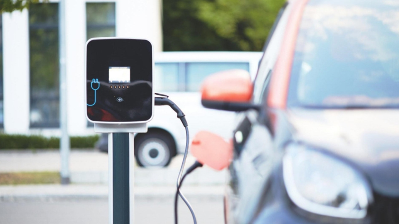 Hindistan'ın Delhi eyaletinde elektrikli araçlara geçişte 1000 dolara varan teşvik uygulanacak