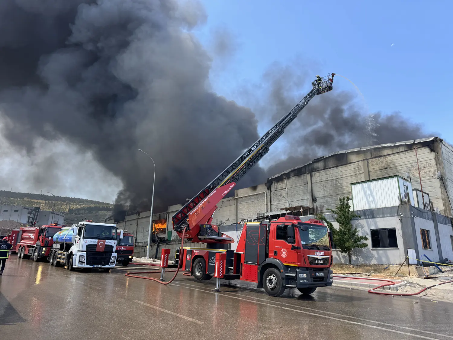 Gaziantep'te tekstil fabrikasında yangın: Ekipler müdahale ediyor