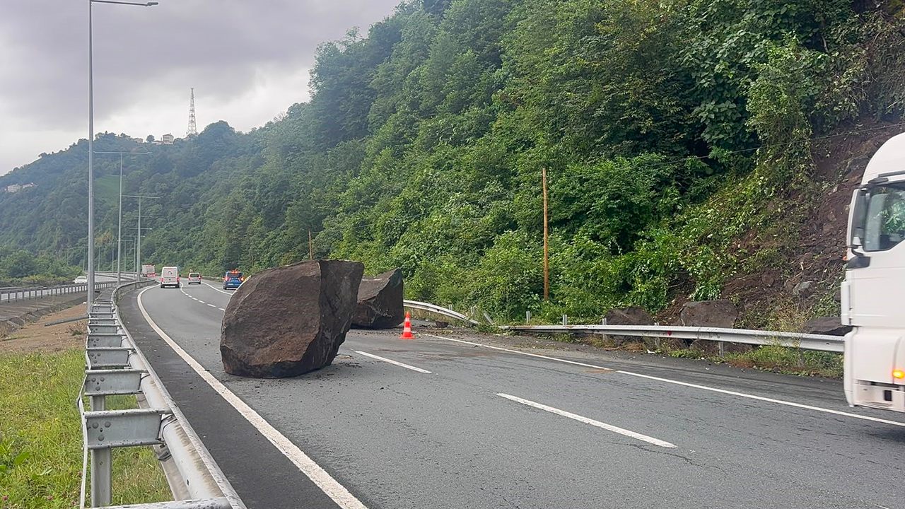 Yamaçtan kopan dev kayalar Karadeniz Sahil Yolu’na düştü