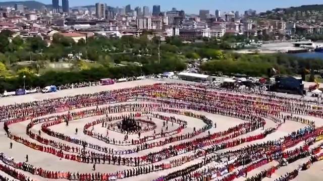 Guinness Rekorlar Kitabı'na girdiler: İstanbul'da 5 bin kişi aynı anda horon oynadı