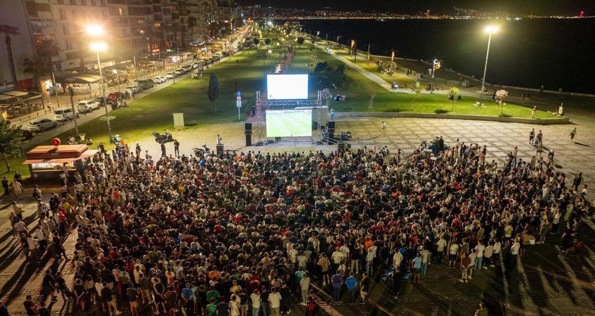 Milli maç DEV EKRAN İzmir nerede? Avustralya Türkiye maçı İzmir'de izlenecek yerler!