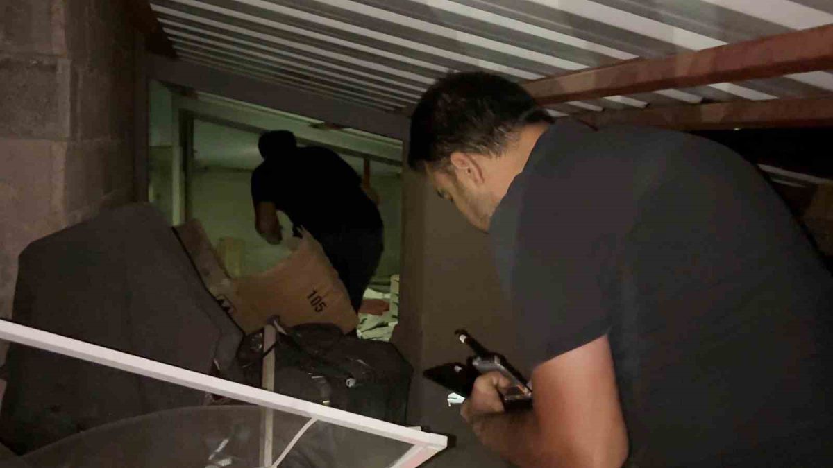 Aksaray'da hırsız alarmı: Polis apartmanı didik didik aradı