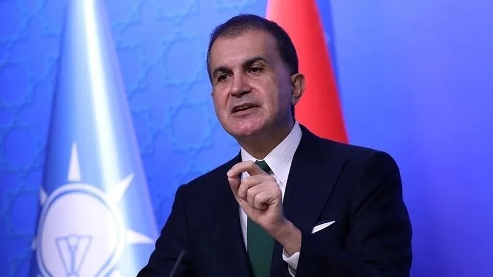 Ömer Çelik'ten ayet yazılı pankart tepkisi