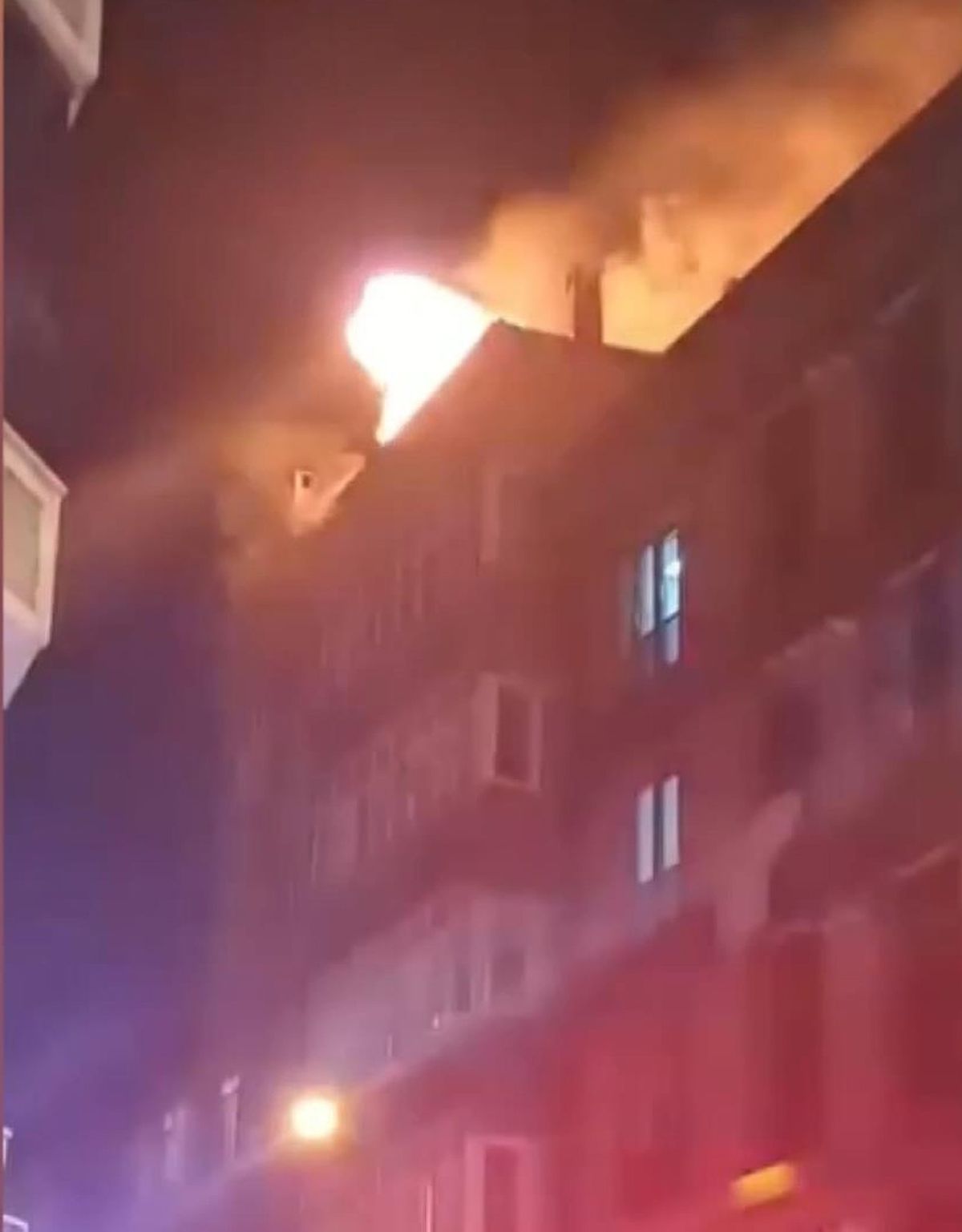 Esenyurt'ta 4 katlı binanın çatısı alev alev yandı