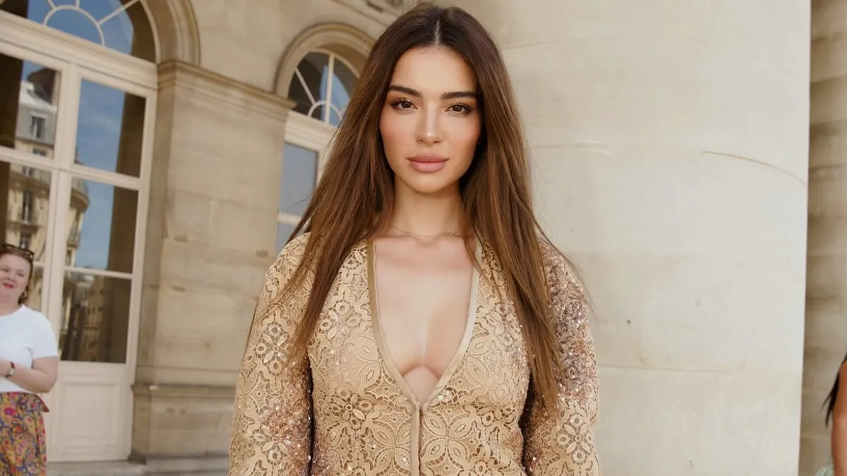 Paris Moda Haftası’na güzelliğiyle damga vurdu!