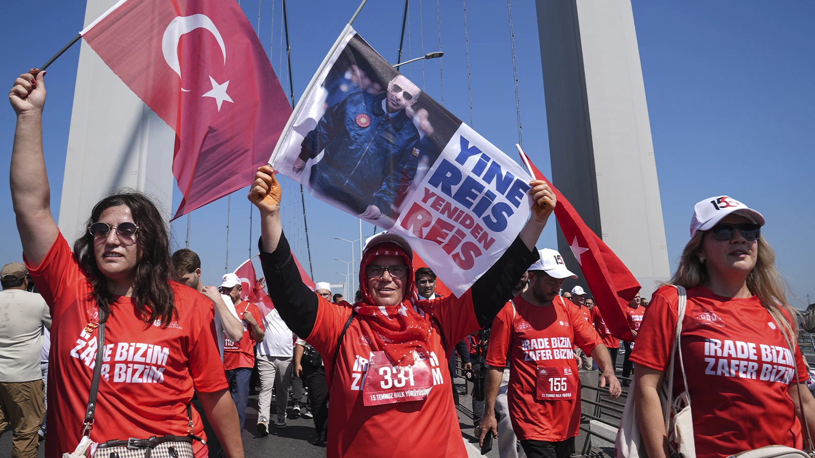 "İrade Bizim, Zafer Bizim"! İstanbul'da binlerce kişi 15 Temmuz yürüyüşünde buluştu