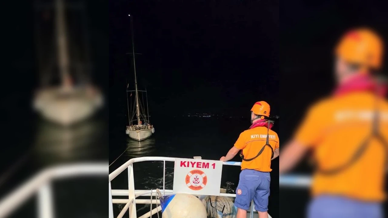 Çanakkale açıklarında sürüklenen teknedeki 2 kişi ekiplerce kurtarıldı
