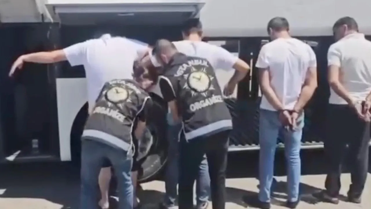 İstanbul'da durdurulan yolcu otobüsünden cephanelik çıktı: 4 tutuklama