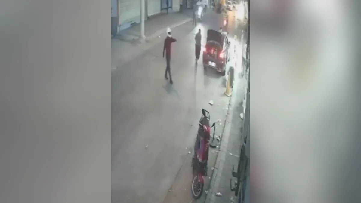Kasklı saldırgan dehşeti! İş yerini kurşun yağmuruna tuttu