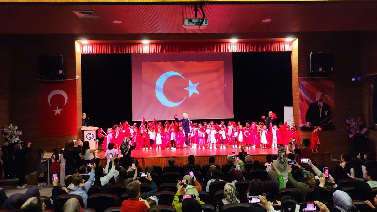 Vezirköprü Bebek ve Çocuk Kütüphanesinde eğitim alan 60 çocuğa belge verildi
