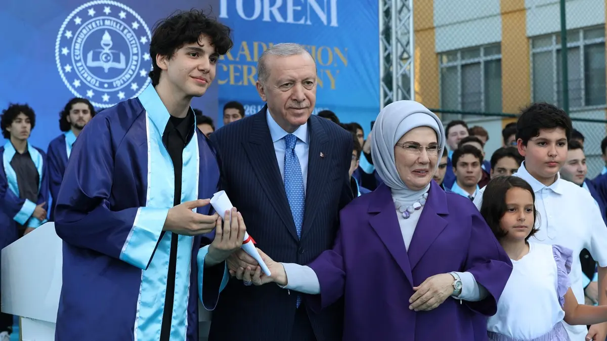 Başkan Erdoğan, Marmara Anadolu İmam Hatip Lisesi Mezuniyet Töreni'ne katıldı... Torununa diplomasini takdim etti