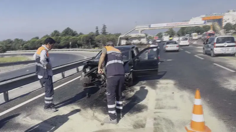 Büyükçekme'de 2 servis minibüsü ve bir otomobilin karıştığı kazada 4 kişi yaralandı