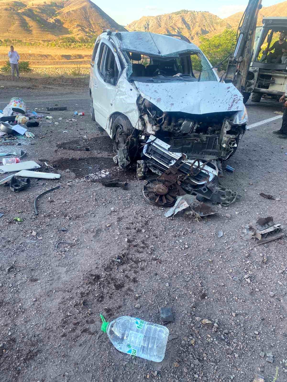 Elazığ'da hafif ticari araç takla attı: 5 yaralı