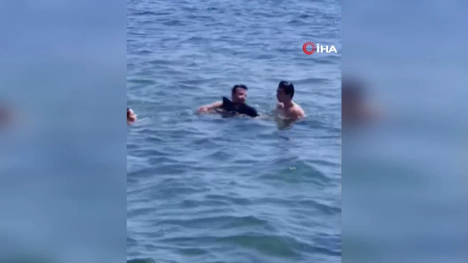 Tekirdağ Şarköy'de denize giren vatandaşlara yavru yunus sürprizi