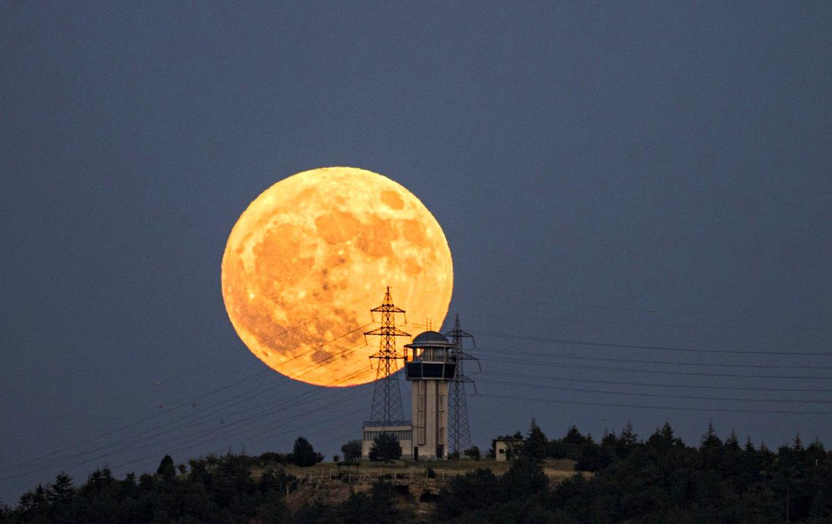 Astrofotoğrafçı 'Çilek Dolunayı'nı böyle görüntüledi