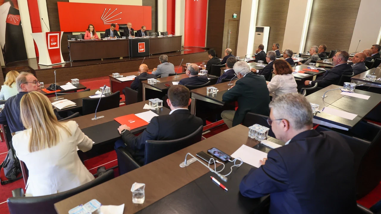 CHP Genel Merkezi'nde Kritik Saatler: İstifaların Ardından Kalan 28 Üye ile PM Toplantısı Başladı