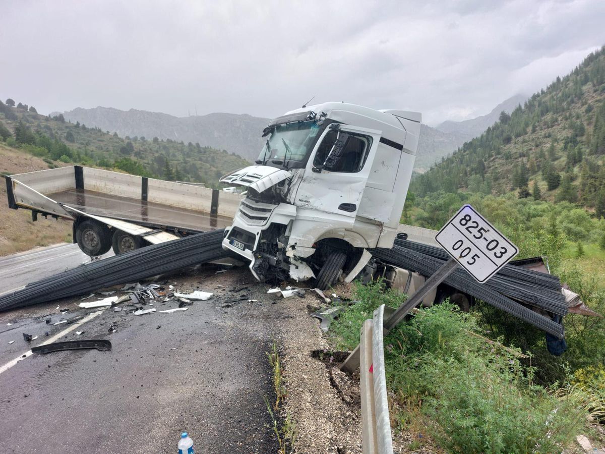 Kahramanmaraş-Göksun yolunda iki tır çarpıştı: 1 yaralı