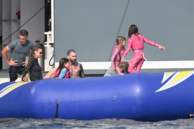 Behati Prinsloo ve Adam Levine'in aşk ve eğlence dolu tatili