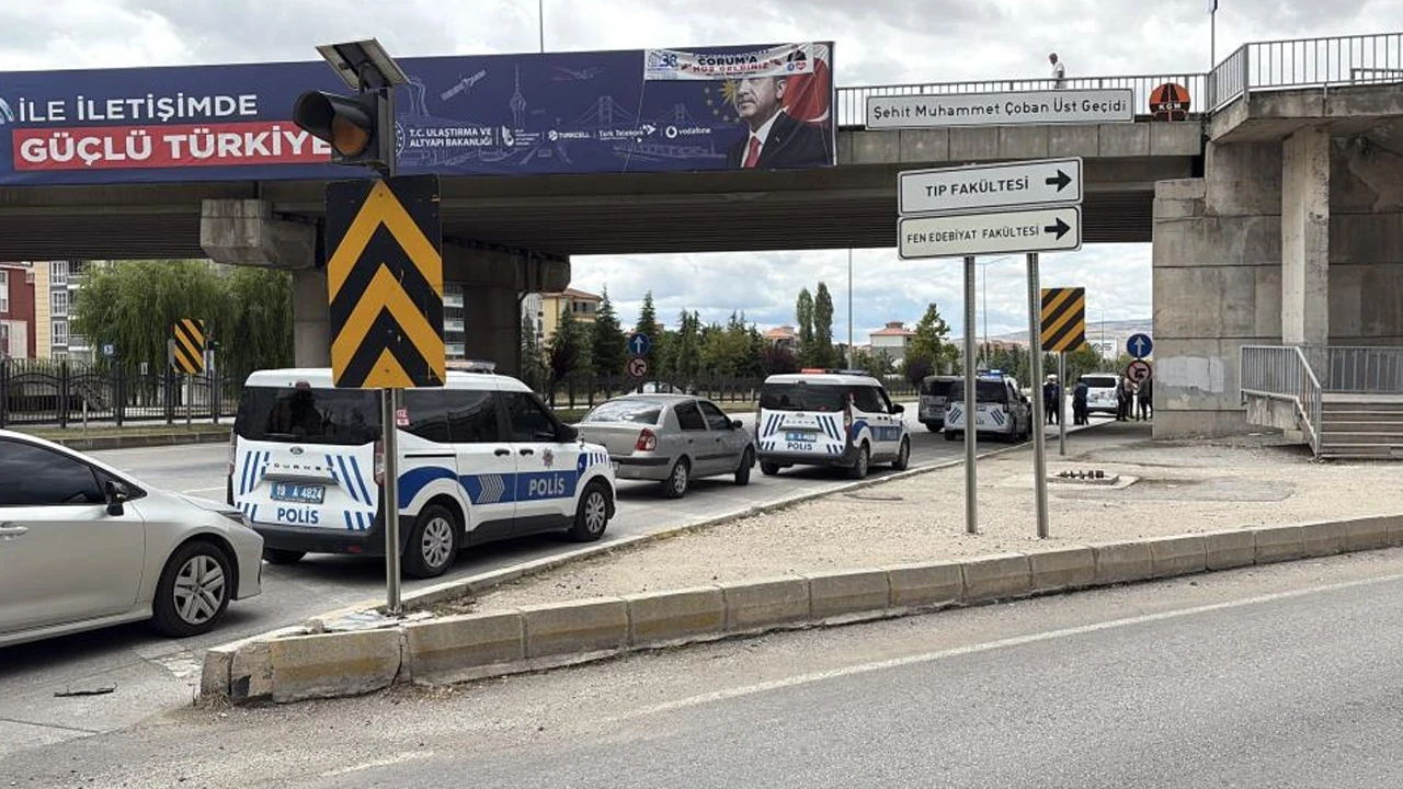 Çorum'da bir vatandaş, üst geçitten yola atlayıp yaralandı
