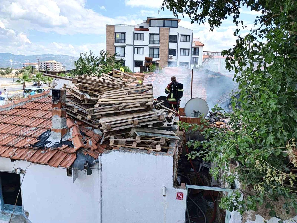 Burhaniye'de yanan evde mahsur kalan vatandaşı itfaiye kurtardı