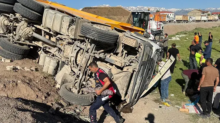 Hakkari'de minibüs ile kamyon çarpıştı! Ölü ve yaralılar var