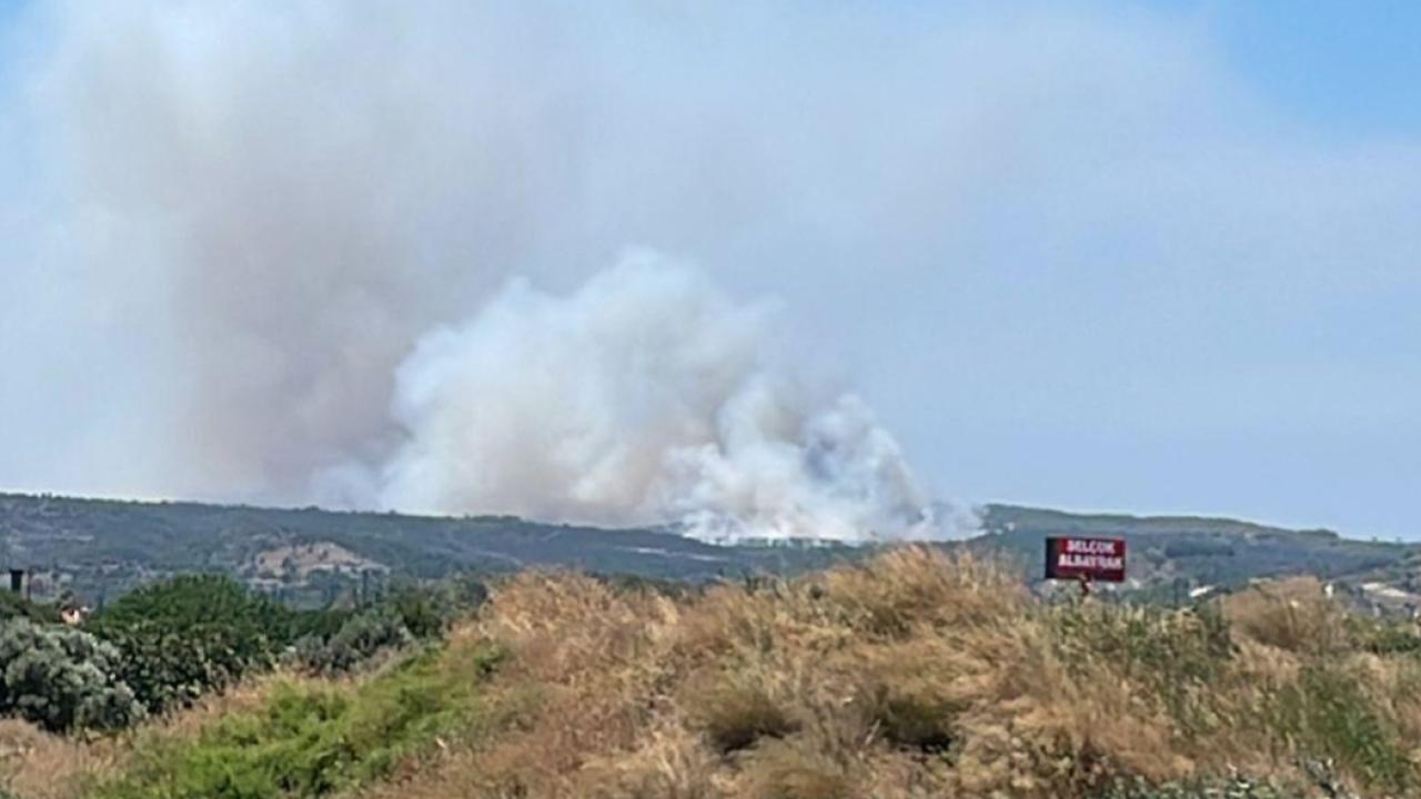 İzmir'de çöplükte çıkan yangın makilik alana sıçradı