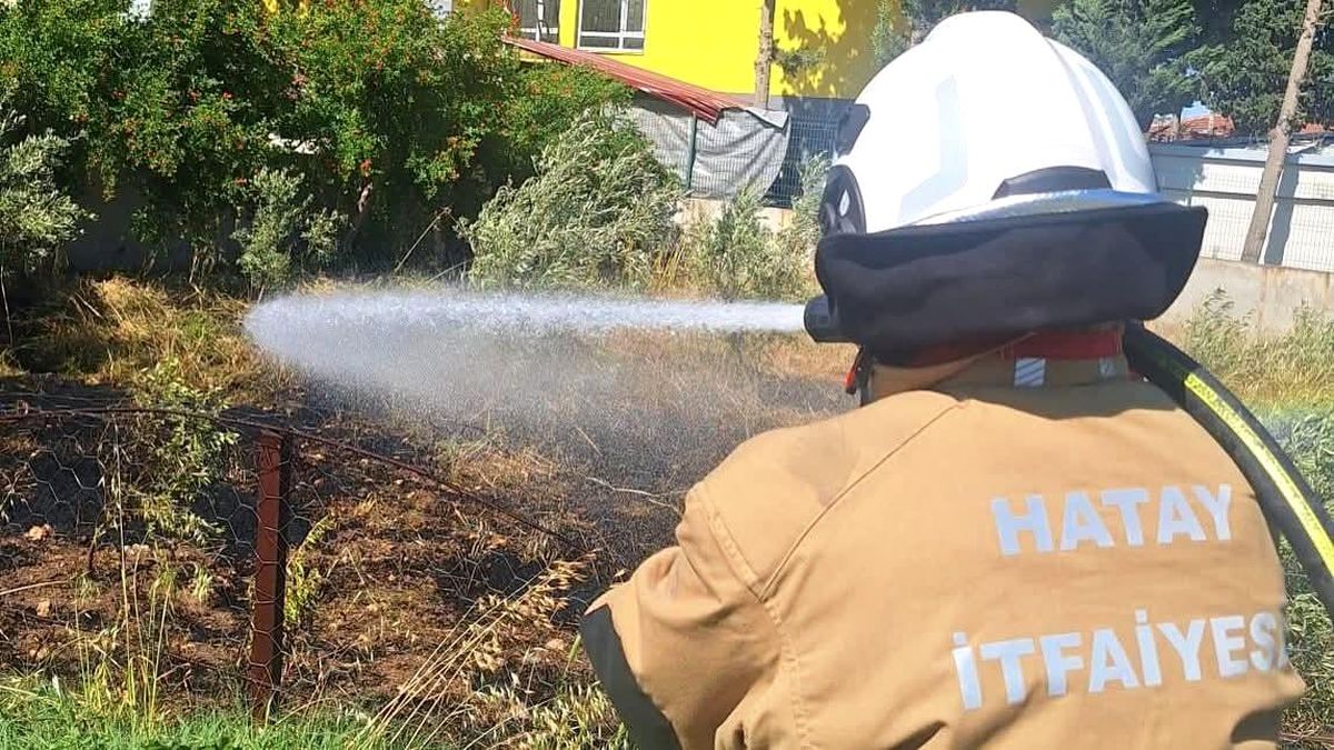 Hatay'da bahçe yangını itfaiye ekipleri tarafından söndürüldü