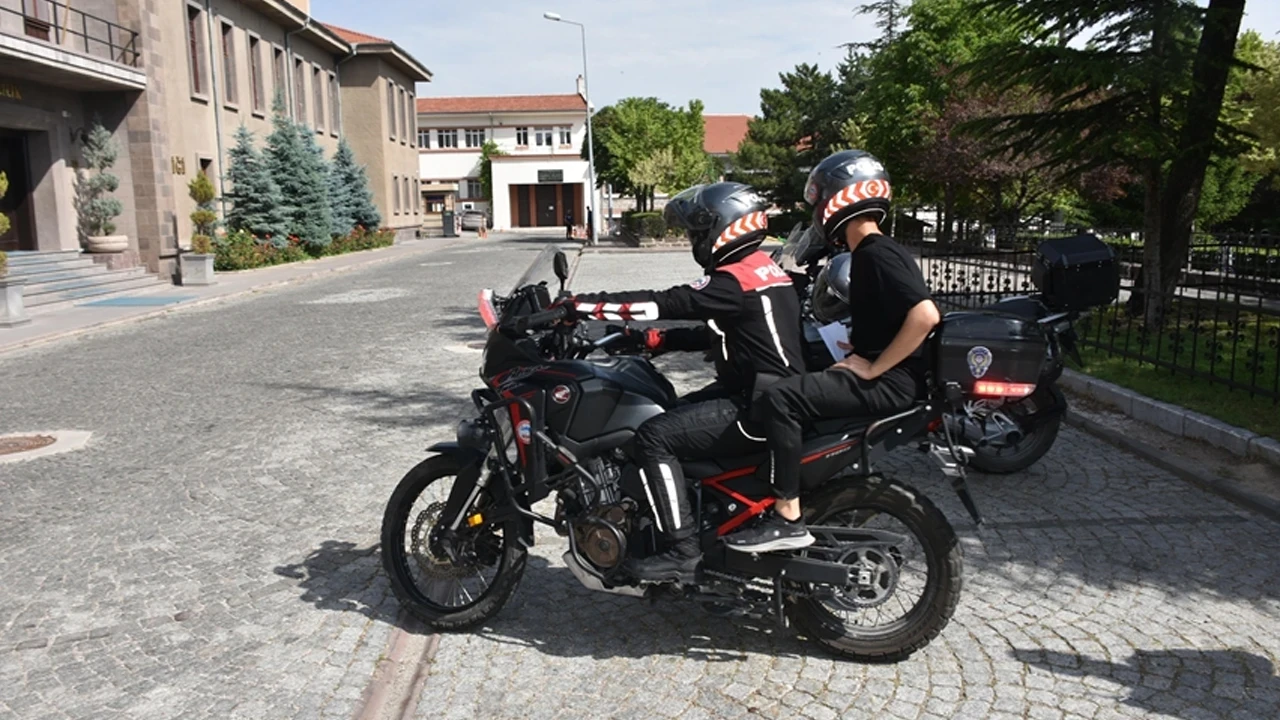 Diyarbakır ve Elazığ'da öğrenciler polis desteğiyle YKS'ye yetişti