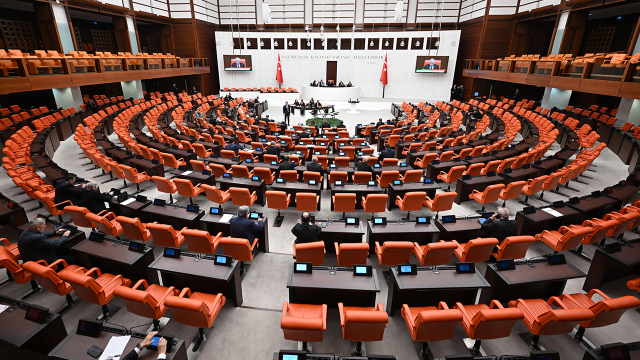 Meclis'te torba teklif mesaisi. Taksi, dolmuş ticari plaka devrine KDV istisnası gelecek