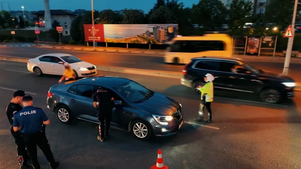İstanbul'da dron destekli trafik denetimi! 248 sürücüye 613 bin liranın üzerinde ceza kesildi | YEREL HABERLER