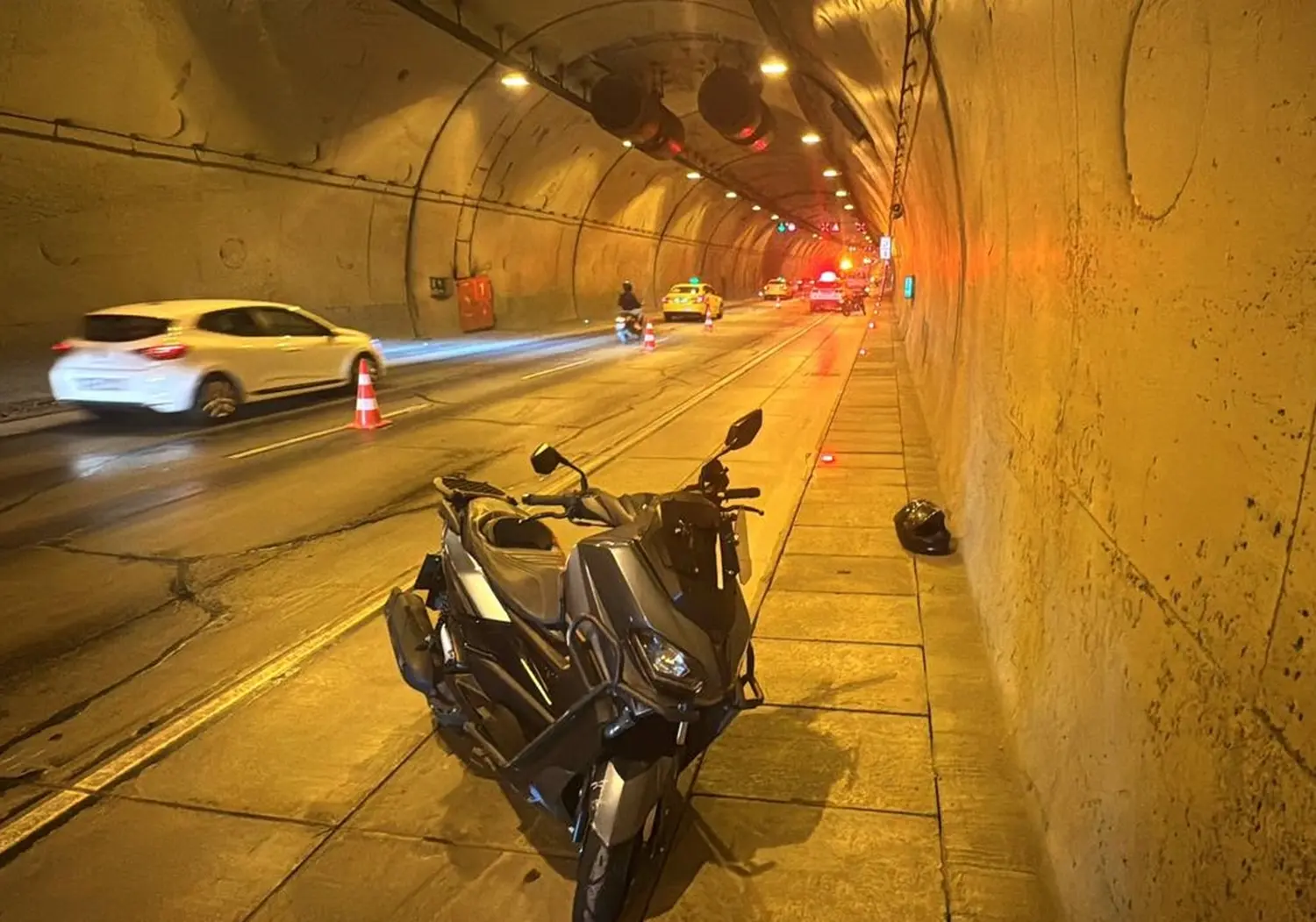 Tünelde 5 motosiklet birbirine girdi: 3 yaralı