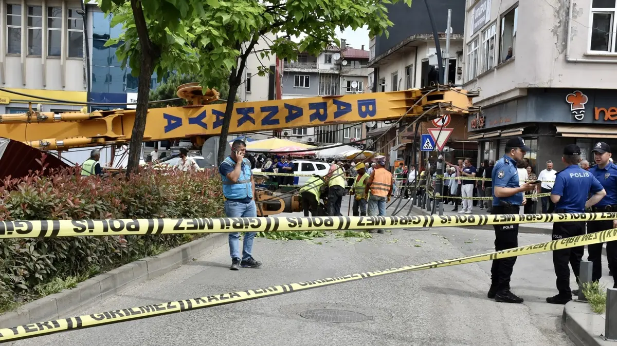 Ordu'da korkutan kaza: Fore kazık makinesi yola devrildi
