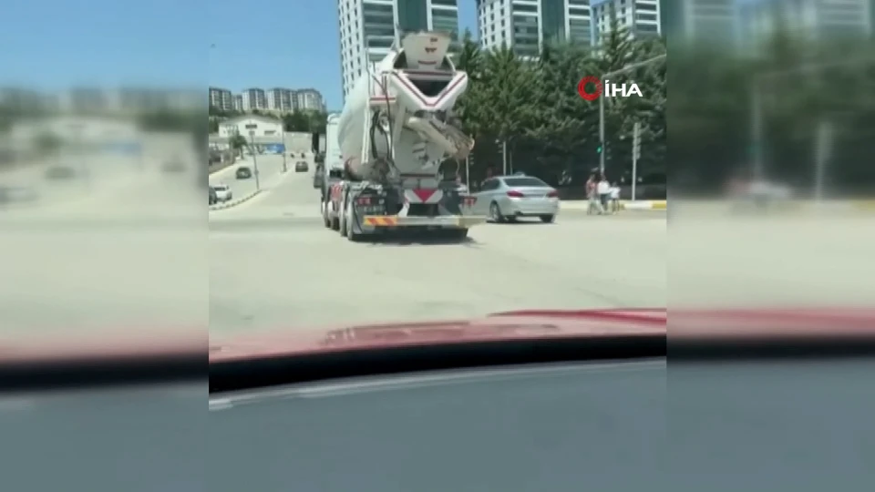 Elazığ'da Beton Mikserinden Yola Harç Döküldü