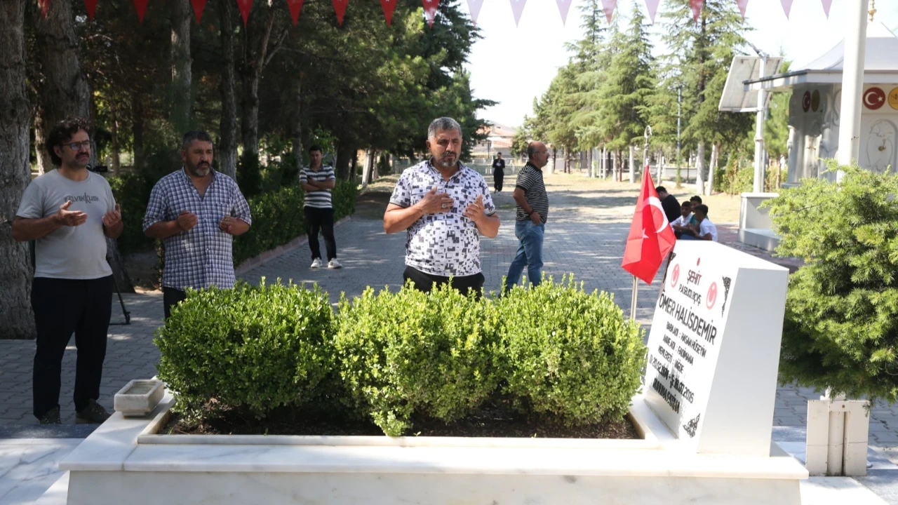 Ömer Halisdemir'in kabrine ziyaretçi akını