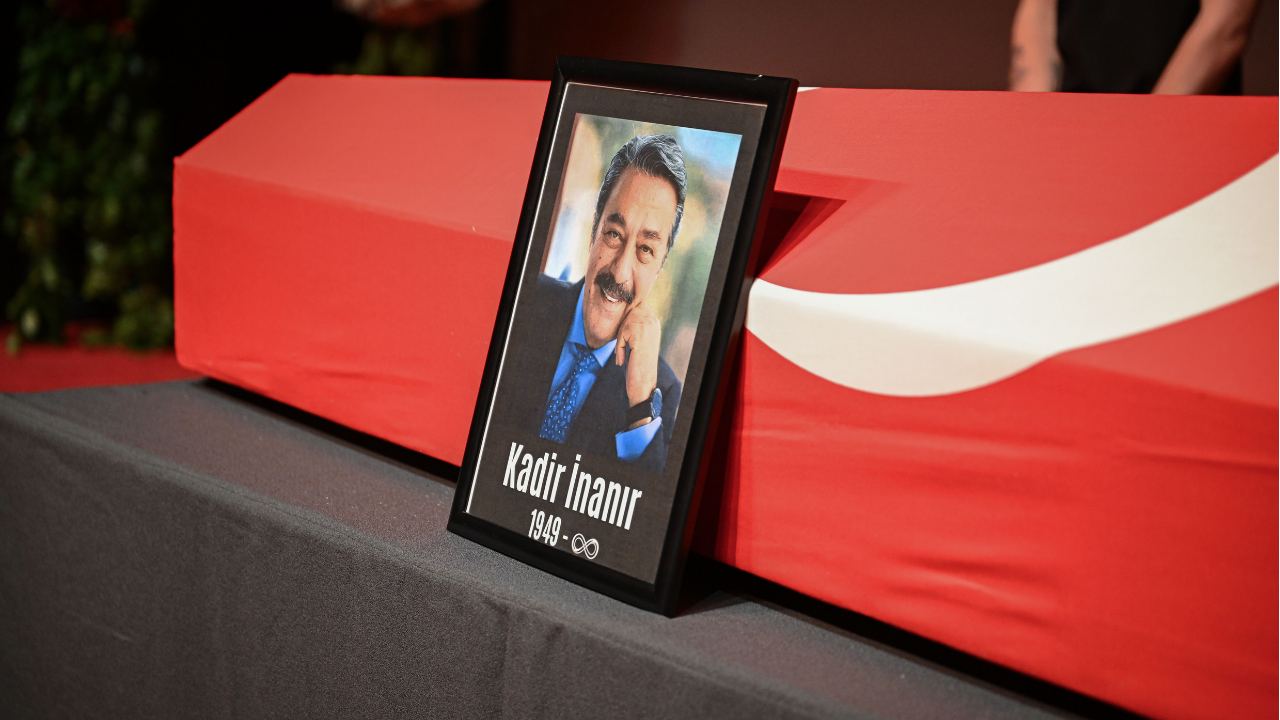 Kadir İnanır son yolculuğuna uğurlanıyor