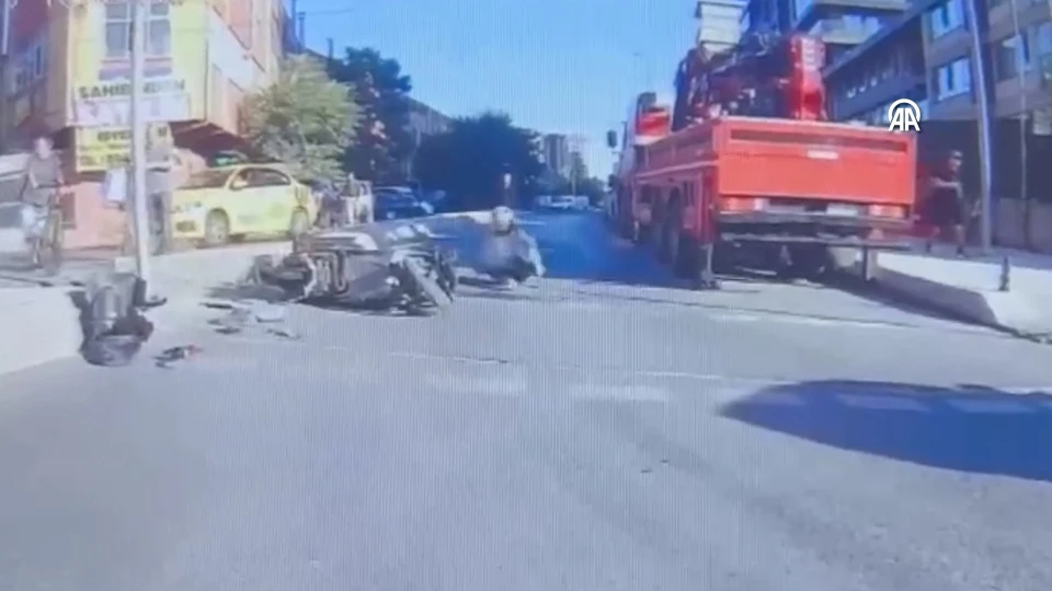 Zeytinburnu'nda Motosiklet Kazası Kamerada
