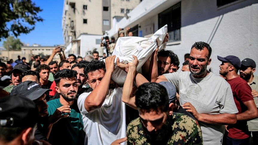 İsrail, Gazze'de düğün davetiyesini dağıtmaya çıkan damat adayını öldürdü