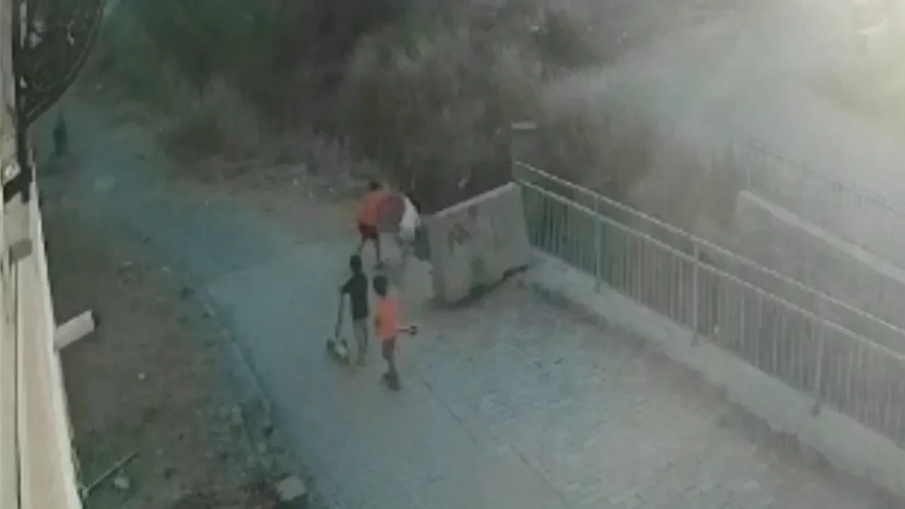 Otizmli kız çocuğunu su kanalına ittiler! Çocukların akran zorbalığı kamerada
