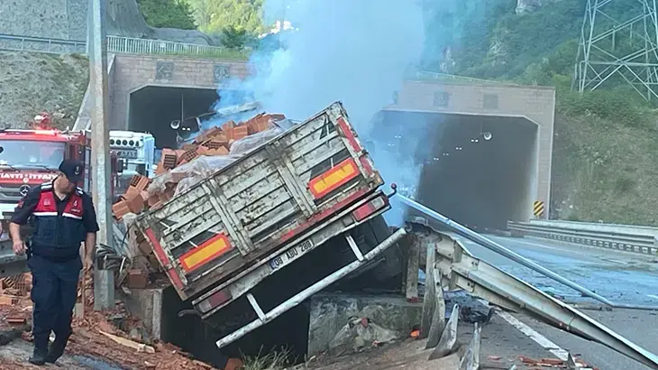 Trabzon'da bariyerlere çarpan kamyon yandı: 1 ölü