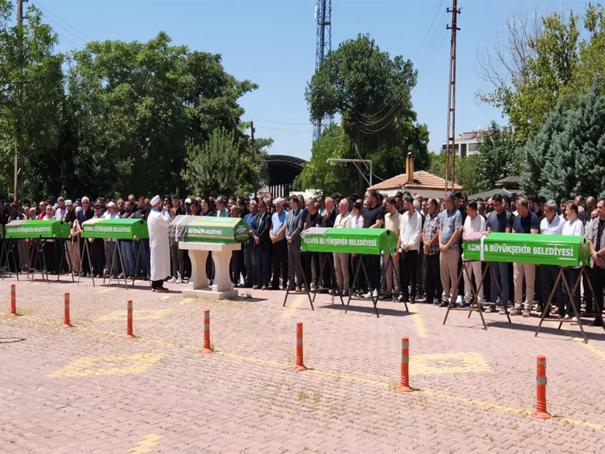 Antalya'daki katliam gibi kazada yaşamını yitiren beş kişiye gözyaşlarıyla veda