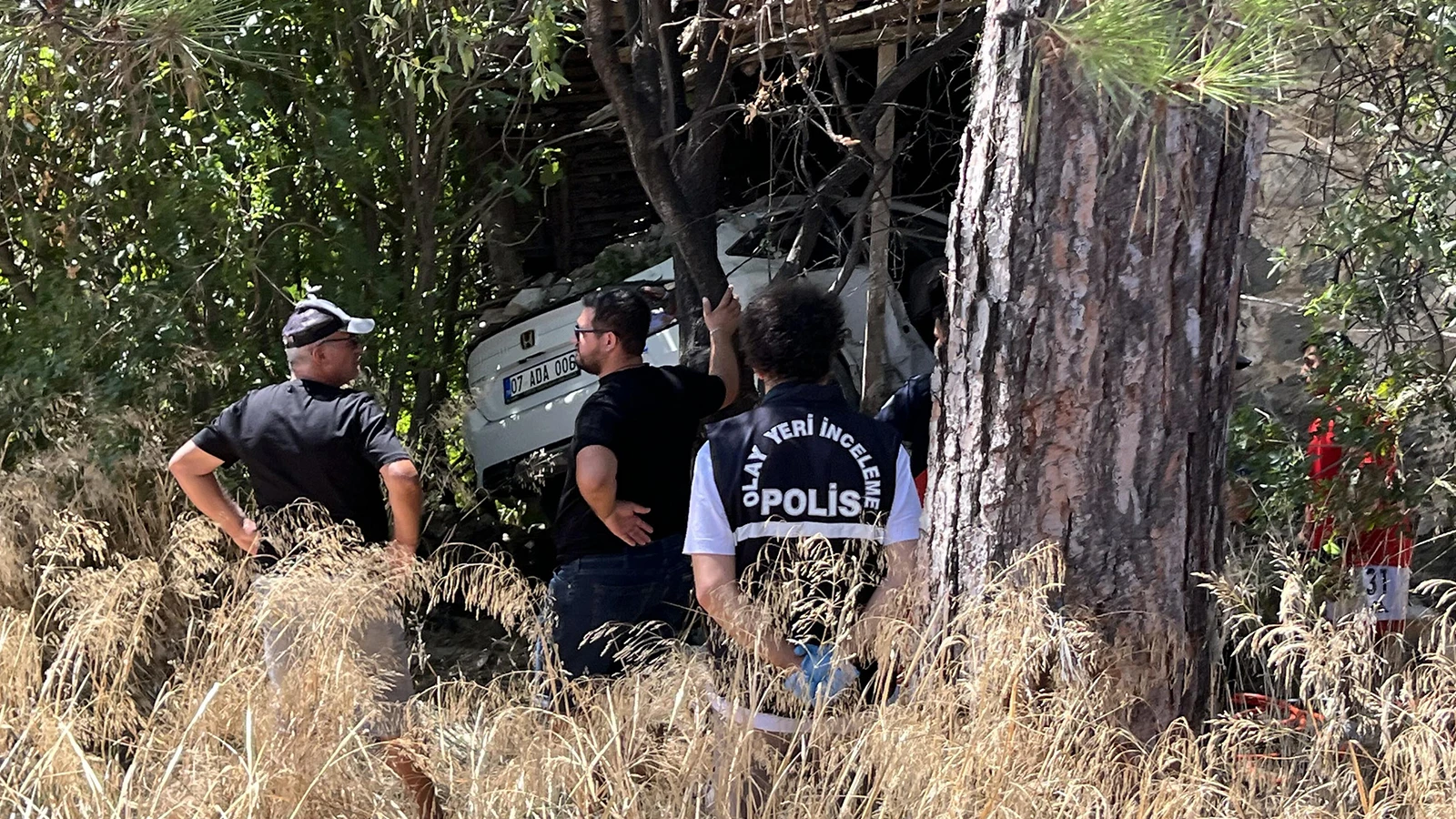 Otomobil, bağ evine daldı: Sürücü öldü