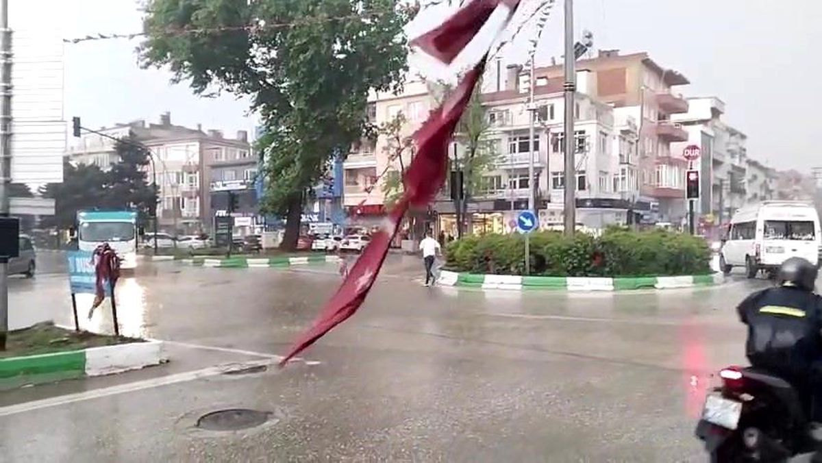 Bursa'da sel...Duyarlı vatandaşlar sele rağmen yırtılan Türk Bayrağını yerden kaldırdı