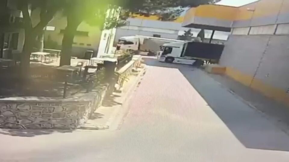 Korkunç kaza kameralarda! İzmir'de TIR ile çarpışan forkliftin sürücüsü Gül Keskin, hayatını kaybetti